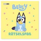 Text: "BLUEY" und "RÄTSELSPASS". Illustration: Fröhlicher, blauer Hund sitzt, umgeben von bunten Sternen und Punkten.