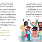 Text: „Hallo, Sammy!“, ruft Mia aus der 4b fröhlich. Kinder in bunter Kleidung stehen mit erhobenen Händen in einer Reihe.