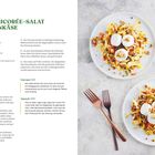 "Salate, Snacks & Streetfood. Linsen-Chicorée-Salat mit Ziegenkäse. Zutaten und Zubereitung für 4 Personen beschrieben."