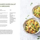 Text: "MEDITERRANER NUDELSALAT MIT PESTO-DRESSING". Rechts eine Zutatenliste, links die Zubereitung. Rechts zwei Schüsseln mit Fusilli-Nudelsalat.