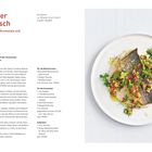 "Gebratener Wolfsbarsch mit Tomaten-Spargel-Gremolata und feiner Bohnencreme. Zubereitung und Zutaten detailliert beschrieben."