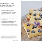 Rezept für Mathellas Cheesecake mit Heidelbeeren; daneben gelbe Kuchenstücke mit Puderzucker bestreut auf Holzbrett.