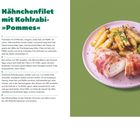 Hähnchenfilet mit Kohlrabi-»Pommes«. Links: Rezeptanleitung. Rechts: Gericht mit Schinken umwickelt auf rosa Teller.