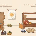 Links: "Toll, die Küche ist aufgeräumt! Doch auch die Spielsachen sind ganz durcheinander."<br>
Rechts: "Findest du ein weiteres BLAUES HOLZAUTO wie das, mit dem Rupert spielt?"

Ein Bärchen mit Spielzeug, Spielzeugregal und Zeichnung an der Wand.