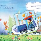 "HENRIETTE BIMMELBÄHNCHEN... Bunt geschmückt... Fahrt!" Illustration: Tiere und ein Zug in einer bunten Wiesenlandschaft.