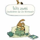 "Wir zwei: Geschichten für die Winterzeit". Ein Hase und ein Igel lesen ein Buch, eine Teekanne und Tasse stehen daneben.