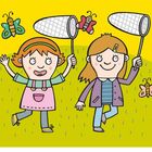 Zwei Kinder mit Keschern jagen Schmetterlinge auf einer grünen Wiese vor gelbem Hintergrund.                       