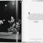 "Er ist eine Rock-and-Roll-Variation... Jack Gould, The New York Times, 6. Juni 1956." Schlagzeuger, Gitarristen auf Bühne.