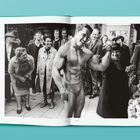"IN THE CAB IN VEGAS... TURNS TO LIZARD PEOPLE." Schwarz-Weiß-Foto eines Bodybuilders in Pose links, Text rechts.