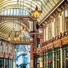 Text: "Leadenhall Market." Unten ein Monatskalender für Mai. Eine historische Passage mit verzierten Bögen und warmem Lampenlicht.