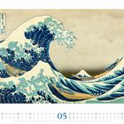 Kalenderblatt für Mai mit japanischer Kunst: Große Welle mit Booten und Berg im Hintergrund.