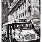 "School Bus", "555", Datum: "5", "mo. di. mi. do. fr. sa. so." Klassischer Schulbus vor prächtigem Gebäude, Kinder steigen ein.