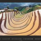 5; Zahlen von 1 bis 31. Terrassenförmige Reisfelder mit Wasser gefüllt, von Hütten und üppiger Vegetation umgeben.