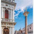 Mai, mit Kalendertagen unten. Gebäude mit Säulen und Statuen, blauer Himmel im Hintergrund.