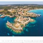 Text: "5" und Zahlen von 1 bis 31. Luftaufnahme einer Küstenlandschaft mit Klippen, Gebäuden und blauem Meer.