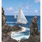 2027 Kalenderblatt für Mai. Segelboote auf dem Meer zwischen Felsen, blauer Himmel und weiße Wolken.