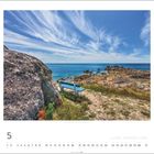 „Locmaria, Plouzané/Bretagne“ steht unten. Eine blaue Bank steht vor einem felsigen Küstenabschnitt mit klarem Himmel.