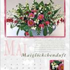 Maiglöckchenduft. Mai-Kalender mit Blumentext und -strauß aus Maiglöckchen und rosa Blüten in einer Tasse.
