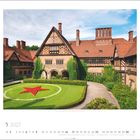 "Schloss Cecilienhof, Neuer Garten, Potsdam | Foto © Leo Seidel", Mai 2027. Historisches Gebäude mit rotem Stern im Garten.