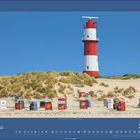 Mai 2027, Strandkörbe auf Sanddünen, Hintergrund ein rot-weißer Leuchtturm unter klarem blauem Himmel.