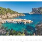"Calanque de Sormiou, Marseille, Bouches-du-Rhône" steht unten. Kleine Boote liegen in einer türkisfarbenen Bucht, umgeben von Felsen und grüner Vegetation.