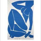 "HATISSE 52" unten. Kalenderseite mit blauer Figur in abstrahierter Form, sitzend, Arme und Beine angewinkelt.