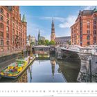 Speicherstadt, Hamburg, mit Wasserkanal, Ziegelgebäuden, gelbem Schiff und kirchlichem Turm im Hintergrund.