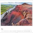 Foto: Móði krater, Island. Vulkanische Landschaft mit roten und schwarzen Felsen, Fluss im Hintergrund. Kalenderblatt.