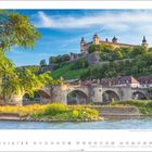 Monatskalender mit Zahlen und Tagen. Eine Festung auf einem Hügel, Steinbrücke über Fluss, grüne Landschaft.