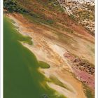 Mai: Ein Kalenderblatt. Oben eine Landschaft mit grünem Wasser und sandigen Ufern, Pflanzen und braunen Flächen.