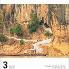 3 Dienstag August. Eingang zu den Pak-Ou-Höhlen, Luang Prabang, Laos. Steile Felsen mit Höhle und grüner Vegetation.