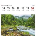 Kalender: Juni, Woche 24. Landschaft mit klarem Fluss, umgeben von üppigen Wäldern und Bergen in Österreich.