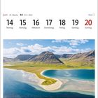 Kalender für Juni: 14-20. Foto von einer Landzunge im Önundarfjörður mit Bergen, blauem Himmel und ruhigem Wasser.