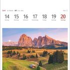 Juni, 24. Woche, 21.5.–20.6. Seiser Alm vor Langkofelgruppe in den italienischen Dolomiten. Landschaft mit Bergen.