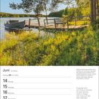 Kalenderseite Juni, Woche 24. Foto: Steg am Fluss mit Boot, umgeben von Bäumen und Sonnenstrahlen.