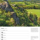 Juni, 24. Woche, Zwillinge 21.5.–20.6. Zitat: "Der Zauber des wirklichen Begreifens...". Landschaft mit Hügeln und Wiesen.