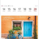 Kalenderwoche mit Zitat von Thich Nhat Hanh. Gelbes Gebäude, blaues Fahrrad an Fenster, blaue Tür.