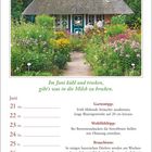 „Im Juni kühl und trocken, gibt's was in die Milch zu brocken.“ Kalenderseite: Juniwoche 21.-27. mit Gartentipp, Wohlfühltipp. Ein Sandweg führt durch eine bunte Blumenwiese zu einem Haus mit Reetdach.