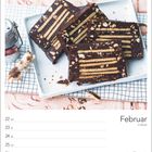 Februar, 8. Woche. Kalender mit Schokoladenkuchen auf einem Teller. Hundefigur und Dekore.