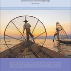 Zitat von Marcel Aymé über Vergnügen. Zwei Fischer mit Netzen auf einem See bei Sonnenuntergang. Kalenderdaten für April.