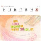 Juni, Woche 24, 21.5.–20.6. Montag 14 bis Sonntag 20. Buntes Gemälde. Text: "Das Leben beginnt da, wo die Zeit egal ist."