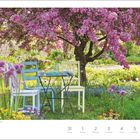 Mai | Juni. Montags 31, dienstags 1, mittwochs 2, donnertags 3, freitags 4, samstags 5, sonntags 6.  
Zierapfelbaum und Zierlauchblüte.  
Unter rosa blühendem Baum stehen bunte Stühle und Tisch, umgeben von bunten Blumen in einem Garten.