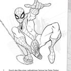 Links hängt Spider-Man an einem Web, rechts steht Mysterio mit erhobenen Armen in Rauch umhüllt.