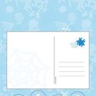 Eine Illustration mit blauer Spinne als Stempel, Scherensymbol und Netzmustern im Hintergrund.