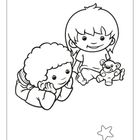 Zwei lächelnde Kinder, eins liegt, das andere sitzt und hält einen Teddybären. Oben drei und unten ein Stern.