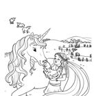 Ein Mädchen hält ein Huhn und steht neben einem Einhorn in hügeliger Landschaft, links im Hintergrund Schafe.