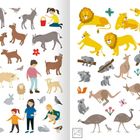 Links Tiere wie Schafe und Esel mit Menschen, rechts Löwen, Koalas, Kängurus. Eine bunte und lebendige Illustration.