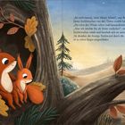 Zwei Eichhörnchen sitzen in einer Baumhöhle. Draußen ist eine Herbstlandschaft mit Bäumen und blauen Himmel sichtbar.