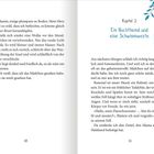 Links endet ein Kapitel. Rechts steht: "Kapitel 2 Ein Nachthemd und eine Schwimmweste". Oben rechts sind blaue Blätter gezeichnet.