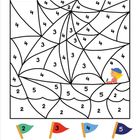 Ausgemalte Flächen mit Zahlen 2-5 und passenden farbigen Flaggen darunter. Links ein Kind mit Mütze im Hintergrund.